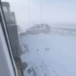 ببینید | کولاک شدید برف و تصادف هم‌زمان حدود ۱۰ خودرو در جاده