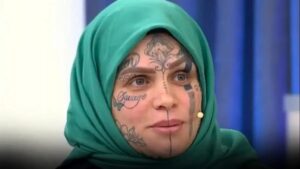 ببینید | زن محجبه با تتوهای عجیب روی صورت در تلویزیون!