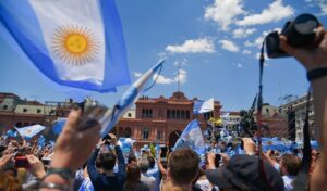 ببینید | تجمع هزاران نفر از مردم و اعضای اتحادیه‌های کارگری در آرژانتین در اعتراض به تصمیمات اقتصادی دولت خاویر میلی