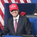 ببینید | رییس فیفا با کلاه قرمز و نوشته «USA»، در جلسه «هیئت صلح»