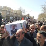 تشییع پیکر مطهر سرباز ولایت بر روی دستان مردم کاشمر 