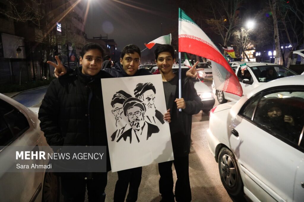 بیعت دانش آموزان شهرستان مرزی سرخس با رهبر معظم انقلاب بیعت دانش آموزان شهرستان مرزی سرخس با رهبر معظم انقلاب