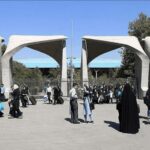 ببینید | اقامه نماز جماعت مغرب مقابل درب دانشگاه تهران
