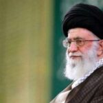 عکس | تصویر رهبر شهید انقلاب در کنار دیگر فرماندهان شهید در حرم حضرت معصومه (س)