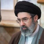 ببینید | ویدیویی از حضور آیت‌الله سیدمجتبی خامنه‌ای در جبهه‌های جنگ
