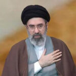 ​​ببینید | تصویری از حضرت آیت الله سیدمجتبی خامنه‌ای در صف خرید از یک بازارچه محلی
