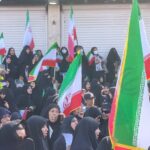 ببینید | اهتزاز پرشمار پرچم های ایران در میدان انقلاب تهران