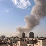 ببینید | لحظه بمباران در نزدیکی مسیر راهپیمایی مردم تهران؛ فریادهای الله اکبر بلند شد
