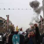 عکس | نماز خواندن یک مرد تهرانی در حاشیه راهپیمایی روز قدس بعد از حمله جنگنده‌های آمریکایی – اسرائیلی