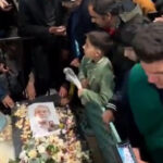 ببینید | مردم روی مزار شهید لاریجانی در حرم حضرت فاطمه معصومه(س) چه گذاشتند؟