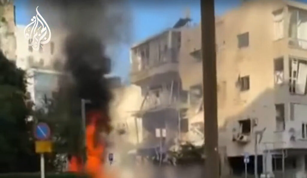 ببینید | گزارش شبکه الجزیره از ویرانی کامل حداقل ۳ ساختمان در شهر تلآویو بر اثر حمله موشکی ایران ببینید | گزارش شبکه الجزیره از ویرانی کامل حداقل ۳ ساختمان در شهر تلآویو بر اثر حمله موشکی ایران