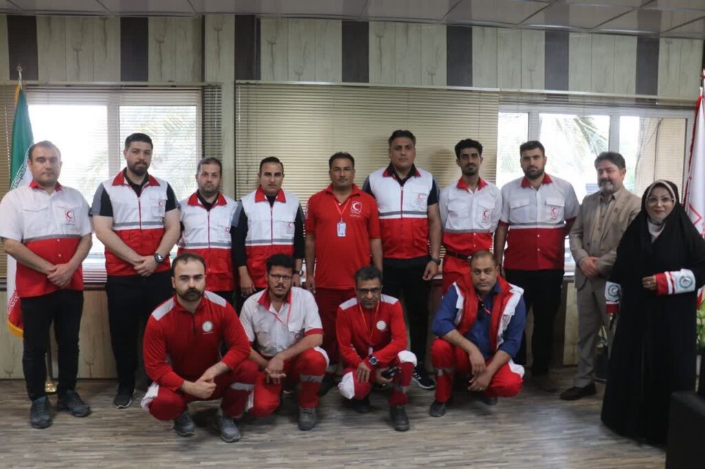 ببینید | عضویت سرمربی و کادر فنی تیم فوتبال استقلال خوزستان در جمعیت هلالاحمر ببینید | عضویت سرمربی و کادر فنی تیم فوتبال استقلال خوزستان در جمعیت هلالاحمر
