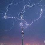 عکس | تصویری رویایی از لحظه رعد و برق در کنار برج میلاد تهران