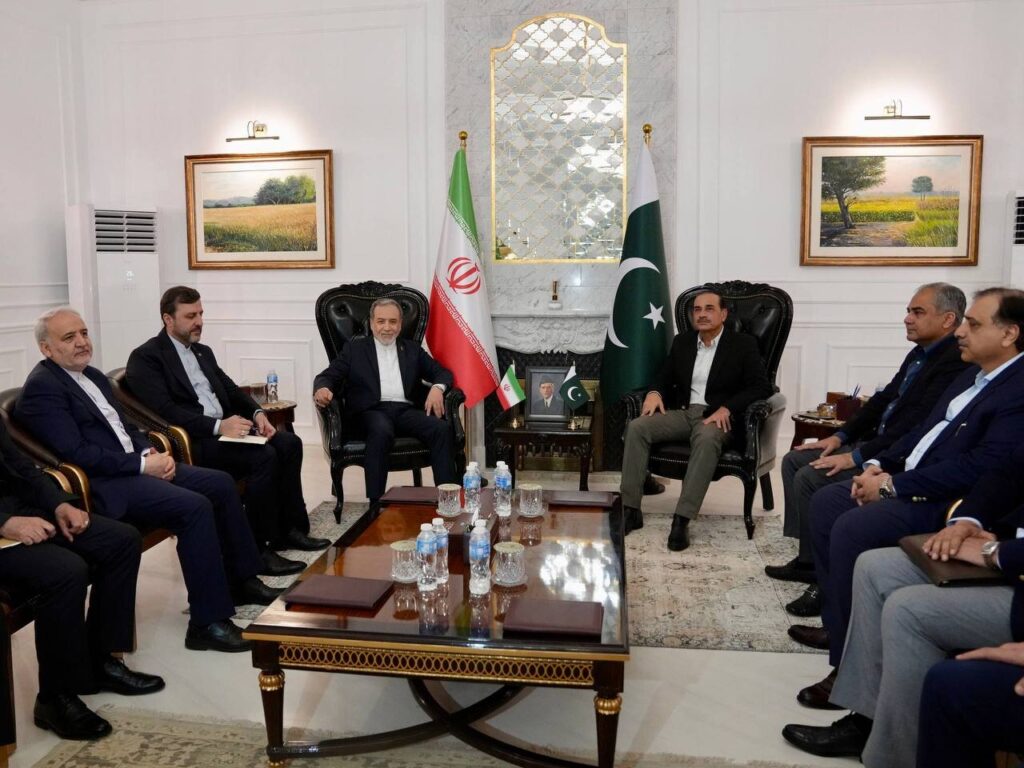 عراقچی مجددا به پاکستان باز میگردد / ایرنا: بخشی از هیئت ایرانی برای مشورت به تهران بازگشتند و مجددا به اسلامآباد باز خواهند گشت عراقچی مجددا به پاکستان باز میگردد / ایرنا: بخشی از هیئت ایرانی برای مشورت به تهران بازگشتند و مجددا به اسلامآباد باز خواهند گشت