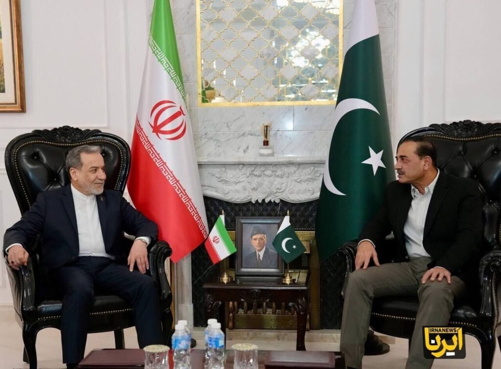 آغاز دیدار عراقچی با فرمانده ارتش پاکستان آغاز دیدار عراقچی با فرمانده ارتش پاکستان