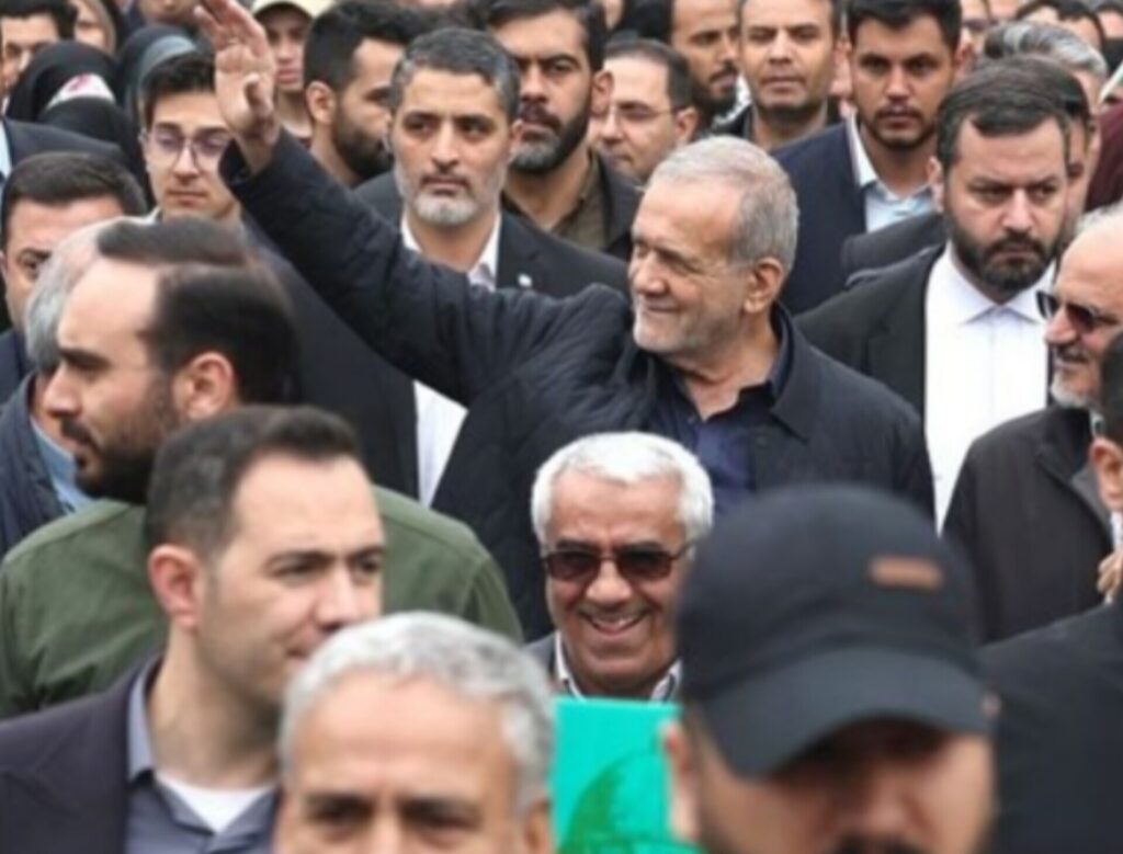 آغاز به کار کانال «انتخاب» در پیامرسان «بله» و «روبیکا» ببینید/ حضور پزشکیان در تجمعات میدان جمهوری تهران در پی چهلمین روز شهادت رهبر انقلاب آغاز به کار کانال «انتخاب» در پیامرسان «بله» و «روبیکا» ببینید/ حضور پزشکیان در تجمعات میدان جمهوری تهران در پی چهلمین روز شهادت رهبر انقلاب