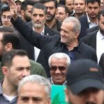 آغاز به کار کانال «انتخاب» در پیام‌رسان «بله» و «روبیکا» 
ببینید/ حضور پزشکیان در تجمعات میدان جمهوری تهران در پی چهلمین روز شهادت رهبر انقلاب