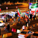 استقبال و بدرقه زائران توسط طلاب در عوارضی قم-تهران