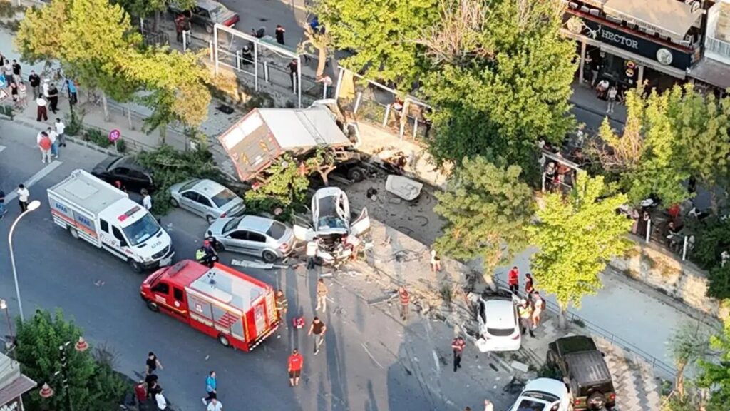ببینید | تصادف مرگبار یک کامیون با ۳۰ خودرو در عراق ببینید | تصادف مرگبار یک کامیون با ۳۰ خودرو در عراق