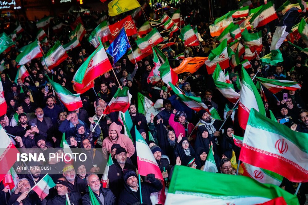 ببینید | اجرای یکی خواننده‌های حشد الشعبی عراق در میدان انقلاب و همراهی مردم!