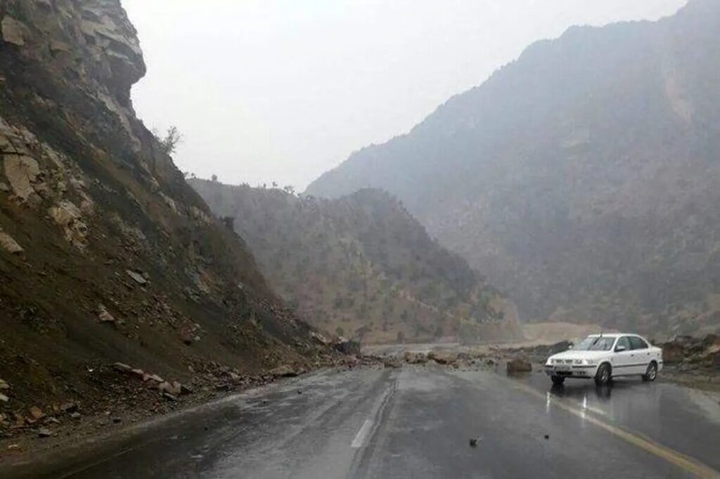 ببینید | تصویر جدید از ریزش کوه در اتوبان تهران-پردیس