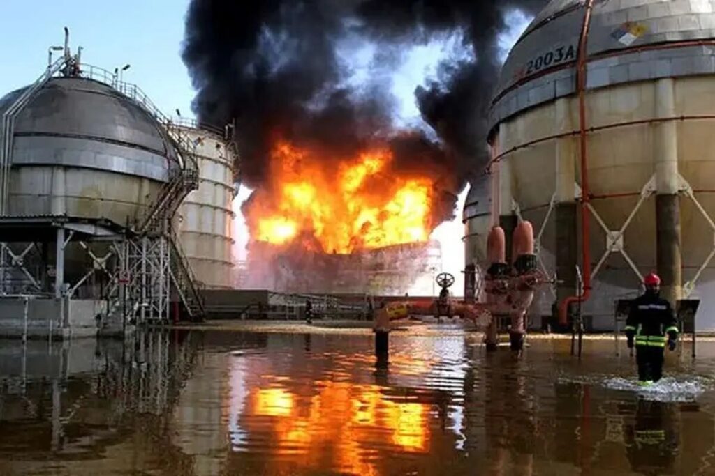 ببینید | میدانخوانی یکی از کارکنان تاسیسات پتروشیمی بندر ماهشهر در حین حمله متجاوزین آمریکایی-اسرائیلی ببینید | میدانخوانی یکی از کارکنان تاسیسات پتروشیمی بندر ماهشهر در حین حمله متجاوزین آمریکایی-اسرائیلی
