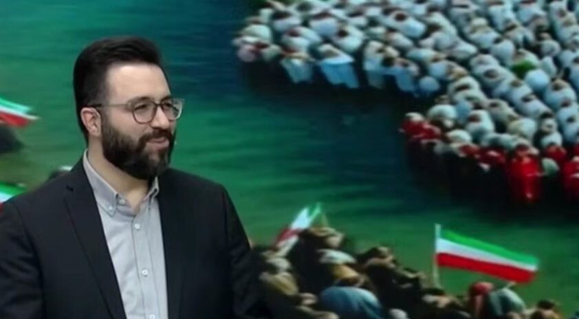 ببینید | درخواست مجری تلویزیون از کارشناس برنامه: مردم اعتراض دارند؛ به ترامپ «آقا» نگویید!