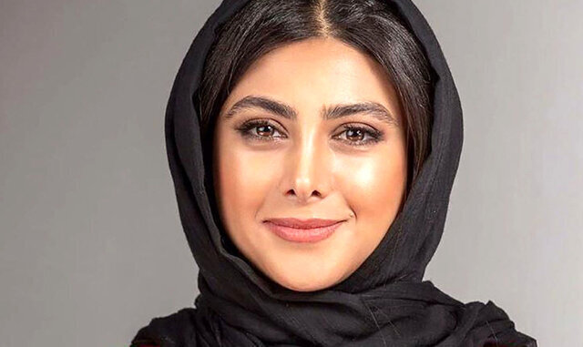 عکس | استایل آزاده صمدی در کنار خودروی لوکس مرسدس بنز G کلاس عکس | استایل آزاده صمدی در کنار خودروی لوکس مرسدس بنز G کلاس