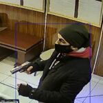 ببینید |  لحظه غافلگیر کردن سارق مسلح توسط پلیس مخفی؛ شلیک به مجرم وسط دزدی از داخل آرایشگاه