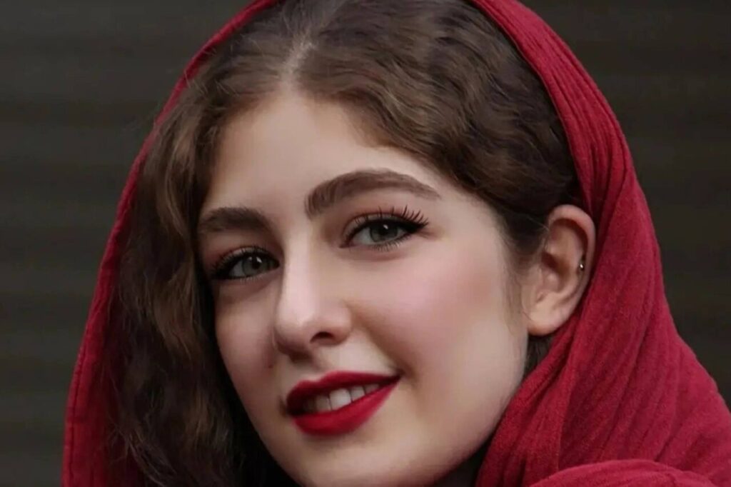 ببینید | کریخوانی الیکا ناصری درباره هنر آشپزی؛ بازیگر زن از کدام کار در خانه متنفر است؟ ببینید | کریخوانی الیکا ناصری درباره هنر آشپزی؛ بازیگر زن از کدام کار در خانه متنفر است؟