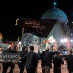 مراسم علم‌گردانی کاشمری‌ها در محفل عزای حضرت اباعبدالله(ع) در حرم رضوی