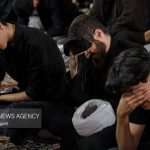 سینه زنی در شام شهادت امام حسین(ع) در حرم امام رضا(ع)