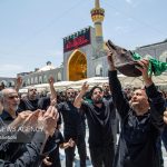 حضور عزاداران و آیین «علم سلام» در حرم مطهر رضوی