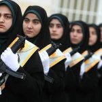 عکس | این دو زن با چشمان بسته کلاشینکف را باز و بسته می‌کنند!