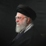 زیارت و دلدادگی رهبر شهید در حرم مطهر امام رضا(ع) 