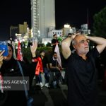 حضور شبانه زائران رهبر شهید در خیابان های منتهی به حرم رضوی