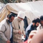 ببینید | گوشه‌هایی از سفر رهبر شهید انقلاب به کرمان با لباس مبدل پس از زلزله دی ماه ۱۳۸۲ شهر بم