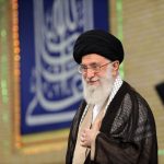 ببینید |  رمضان سال ۱۳۹۸؛ ویدیویی وایرال شده از دعای رهبر شهید انقلاب با حضور گسترده شهدای انقلاب