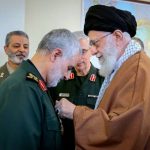 عکس | تصویری دیده نشده از اعطای مدال به شهید حاج‌قاسم سلیمانی توسط رهبر شهید انقلاب