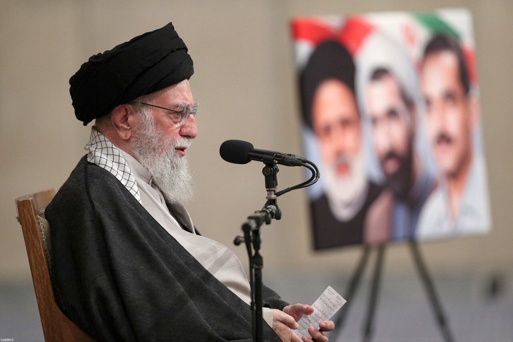ببینید | نخستین تصویر از آماده‌سازی خودروی حامل پیکر مطهر رهبر شهید انقلاب و شهدای خانواده ایشان در مراسم تشییع پایتخت