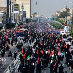 ببینید |  نمایی از پل کالج در خیابان انقلاب اسلامی؛ مراسم تشییع پیکر رهبر شهید انقلاب و شهدای خانواده ایشان