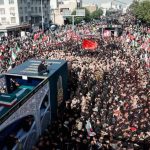 ببینید | لحظه ورود خودروی حامل پیکر رهبر شهید به مسیر تشییع قم