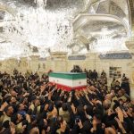 ببینید | پیکر رهبر شهید انقلاب وارد حرم امیرالمومنین(ع) شد