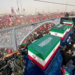 ببینید | اقدام جالب توجه کودک عراقی در بدرقه پیکر رهبر شهید