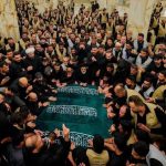 ببینید | تشییع بی‌نظیر پیکر رهبر شهید انقلاب روی موج دستان عزاداران عراقی در حرم امیرالمومنین(ع)