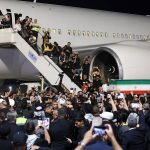 ببینید | اشک و آه؛ حس و حال حاضران در فرودگاه مشهد برای استقبال از پیکر رهبر شهید انقلاب
