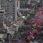 عکس | خودروهای حامل پیکر شهدا در میان جمعیت حاضر در تشییع رهبر شهید انقلاب در مشهد