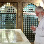 ببینید | لحظاتی از مراسم غبارروبی مضجع شریف ثامن‌الحجج، حضرت امام رضا علیه‌السلام توسط رهبر شهید انقلاب در سال ۹۶