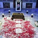 تصاویر |‏ تصویری کم‌تر دیده‌شده از لحظه ورود پیکر رهبر شهید انقلاب به کنار ضریح مطهر حرم مطهر سیدالشهدا (ع) در کربلا