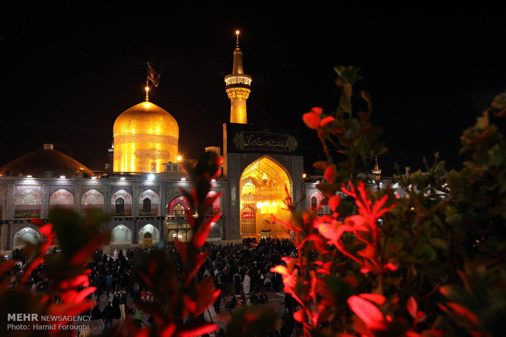 ببینید | تشرف زائران عزادار به رواق دارالذکر برای زیارت مزار مطهر رهبر شهید انقلاب اسلامی